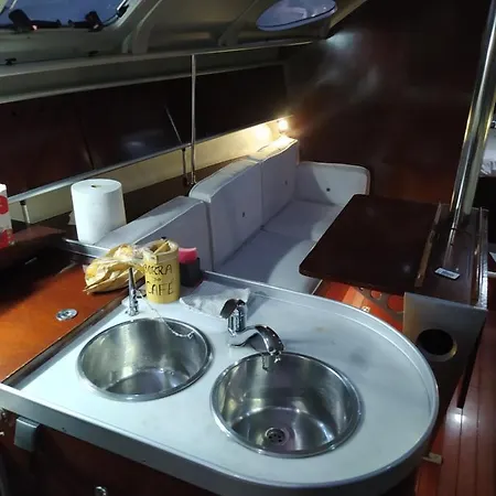 Πλωτό κατάλυμα Yatch Barracuda Douro Marina Boat Sleep Experience