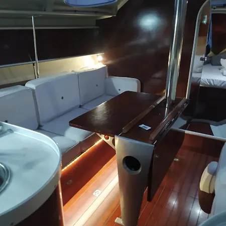 Πλωτό κατάλυμα Yatch Barracuda Douro Marina Boat Sleep Experience *