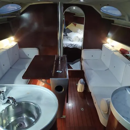 Yatch Barracuda Douro Marina Boat Sleep Experience Πλωτό κατάλυμα Βίλα Νόβα ντε Γκάια