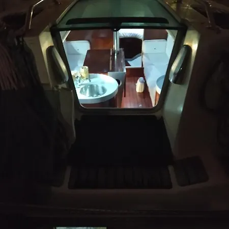 보트호텔 Yatch Barracuda Douro Marina Boat Sleep Experience 빌라노바데가이아