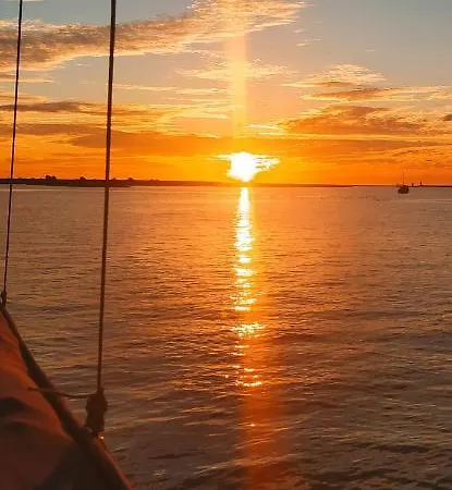 보트호텔 Yatch Barracuda Douro Marina Boat Sleep Experience 빌라노바데가이아