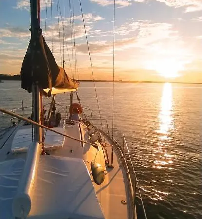 Yatch Barracuda Douro Marina Boat Sleep Experience Πλωτό κατάλυμα Βίλα Νόβα ντε Γκάια
