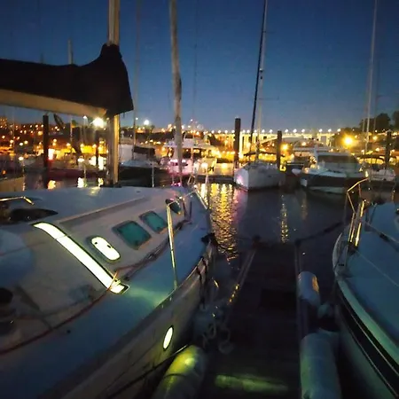 Πλωτό κατάλυμα Yatch Barracuda Douro Marina Boat Sleep Experience
